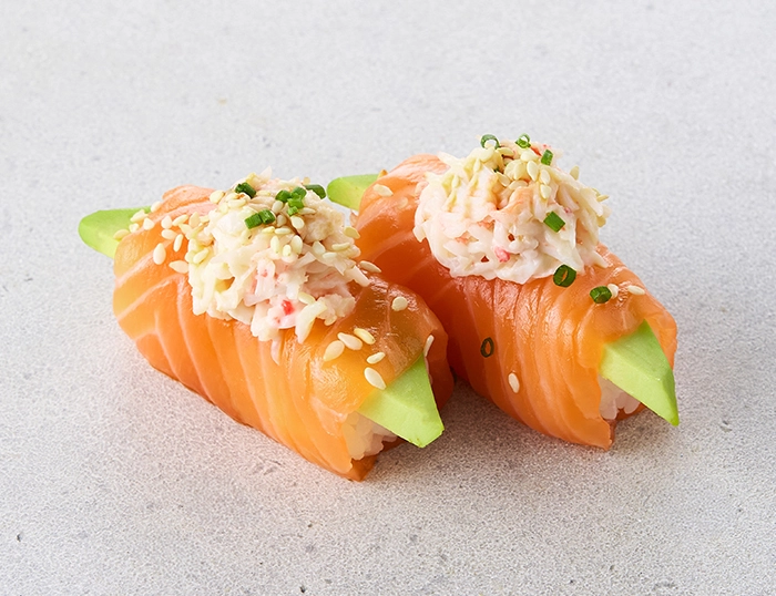 Суши с лососем и камчатским крабом (2 шт)