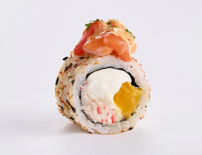 Острый ролл с лососем и манго (8 шт)