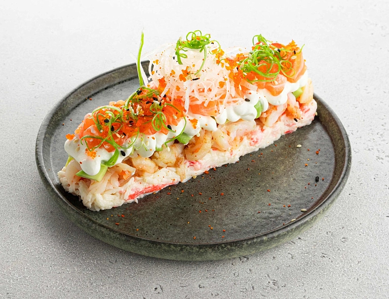 Салат с лососем, креветкой и камчатским крабом