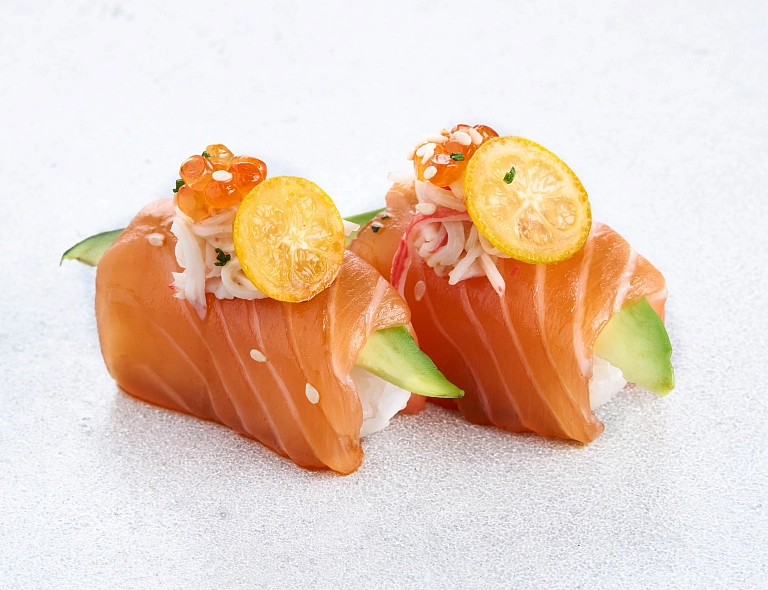 Суши с лососем и камчатским крабом (2 шт)