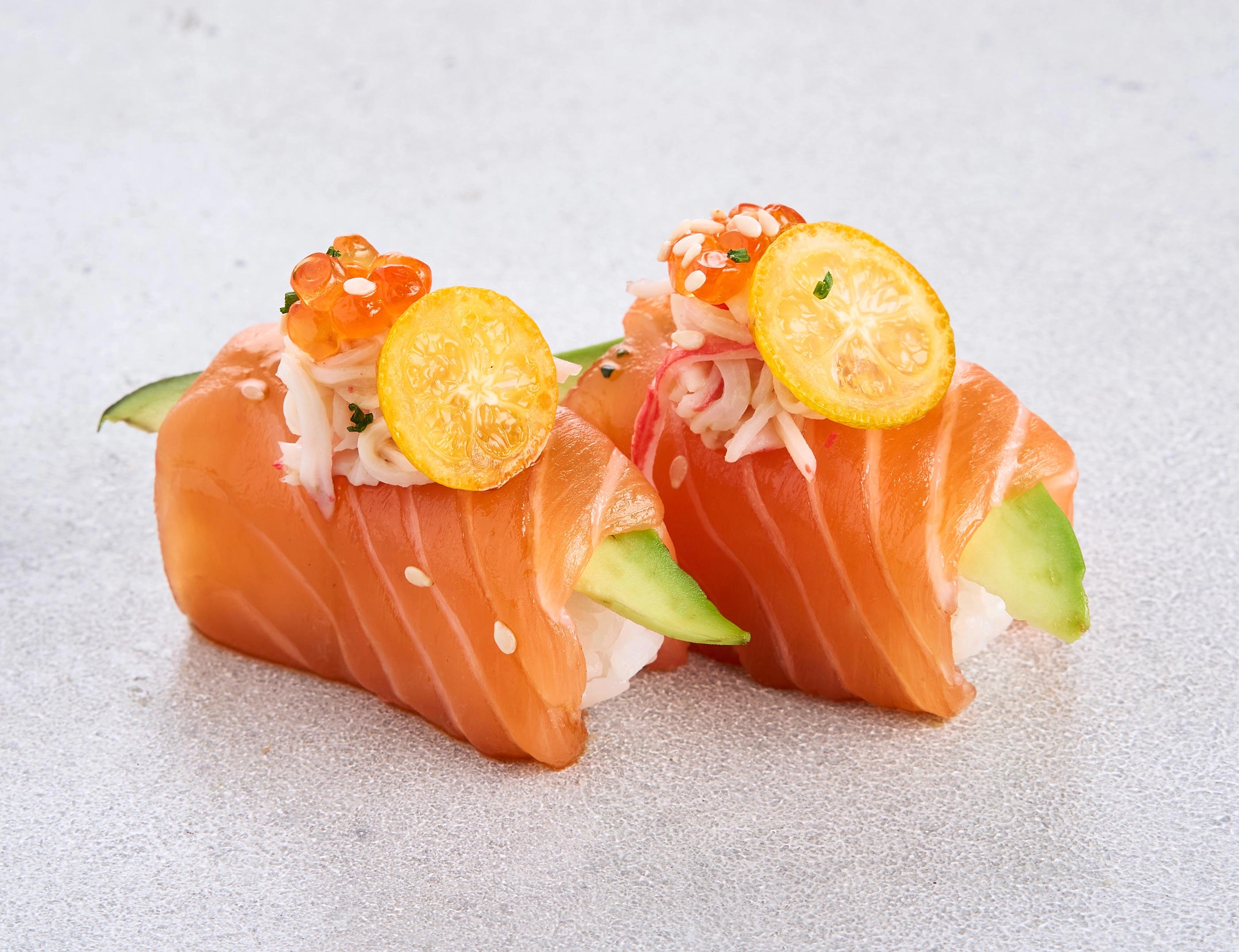 Суши с лососем и камчатским крабом (2 шт)