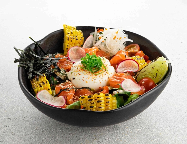 Салат с лососем и яйцом пашот