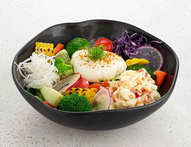 Салат с камчатским крабом и яйцом пашот