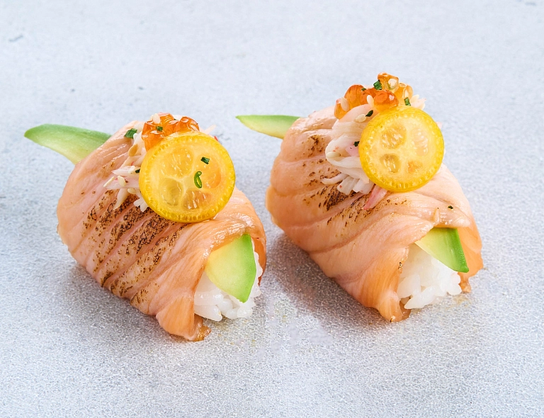 Суши с опаленным лососем и камчатским крабом (2 шт)