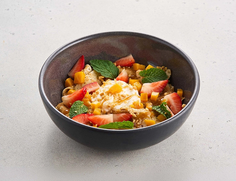 Блины по-азиатски с манго и клубникой