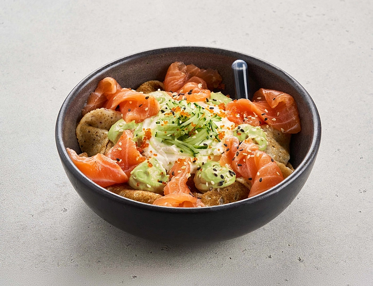 Блины по-азиатски с лососем и кремом из авокадо