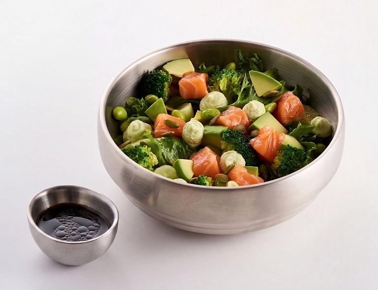 Зеленый салат с лососем и авокадо