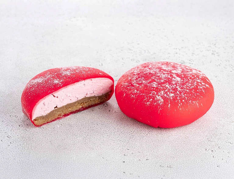 Большой моти с малиной и орехами