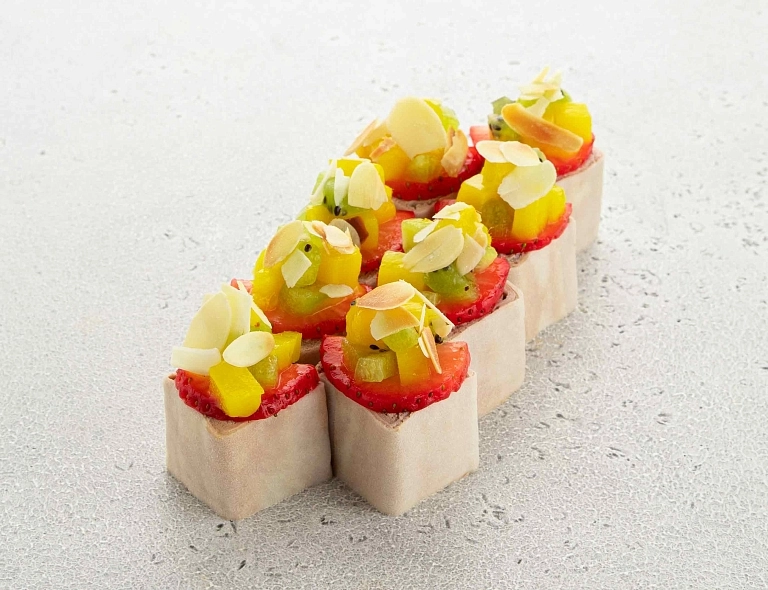 Шоколадный ролл с миндалем и фруктами (8 шт)