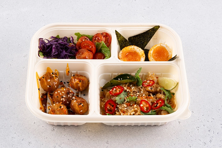 Бенто-ланч с креветками пад тай