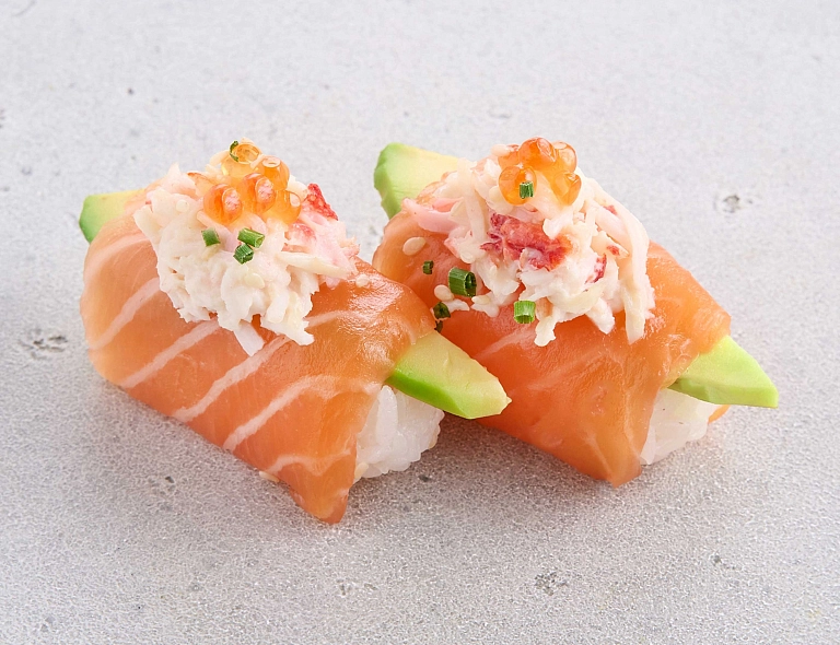 Суши с лососем и камчатским крабом (2 шт)