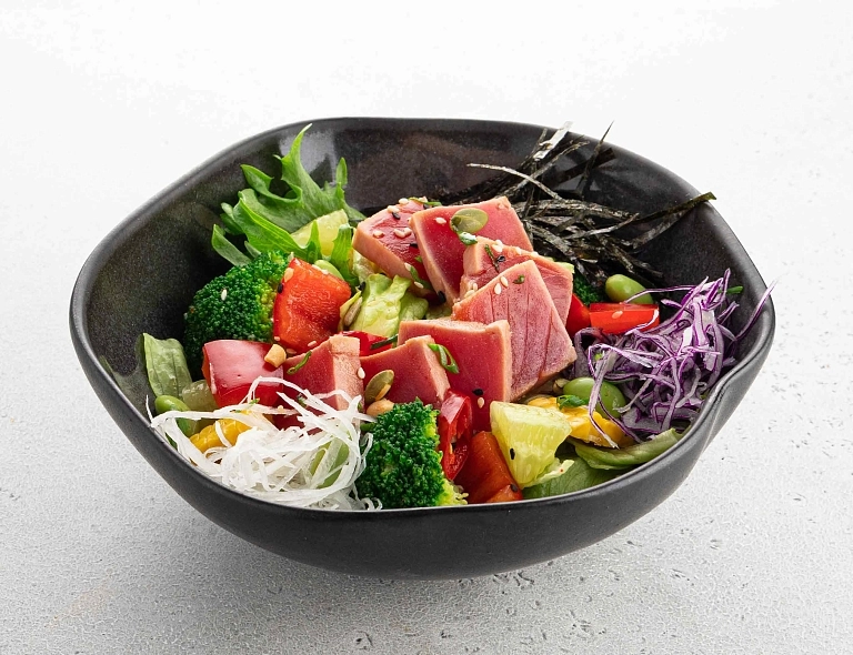 Салат с тунцом и трюфельным соусом